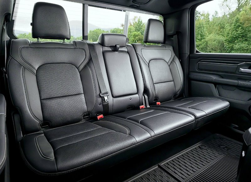 ram 1500 2025 interior banco traseiro