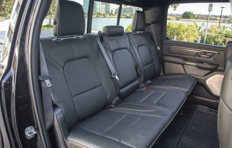 ram 1500 limited 2023 interior banco traseiro