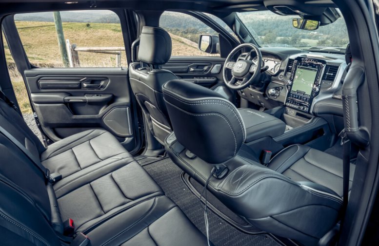 ram 1500 limited 2023 interior bancos