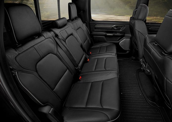 ram 1500 2019 interior banco traseiro