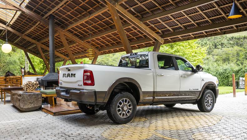 ram 3500 traseira