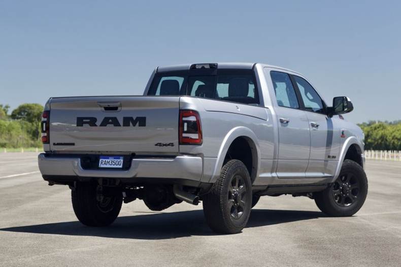 ram 3500 laramie night edition traseira