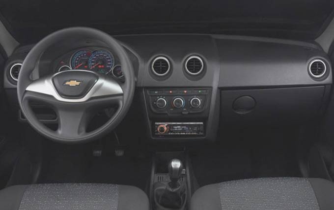 interior  chevrolet celta 2012