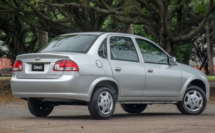 Chevrolet Classic 2016 traz direção hidráulica de série 2 chevrolet classic 2016 traseira