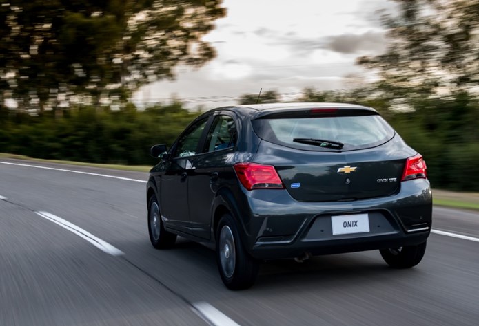 chevrolet onix 2017 traseira