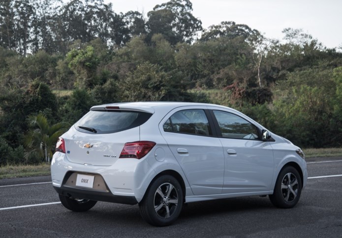 chevrolet onix 2017 traseira