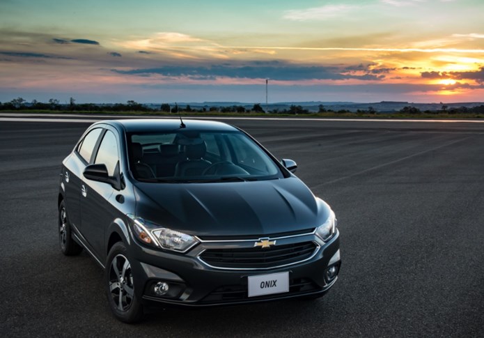 novo chevrolet onix interior 2017