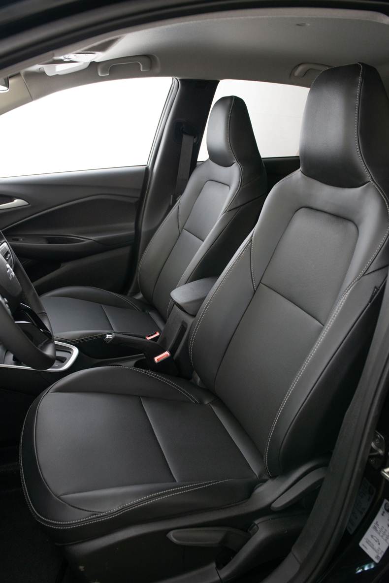 chevrolet onix plus midnight interior bancos