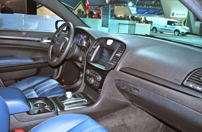 interior novo chrysler 300 2015