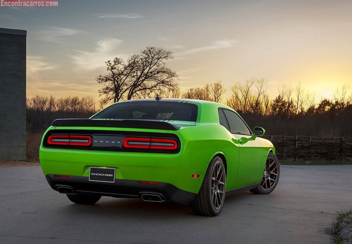 novo dodge challenger 2015 traseira