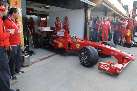 felipe massa volta a pilotar o carro 2009 da Ferrari o F60