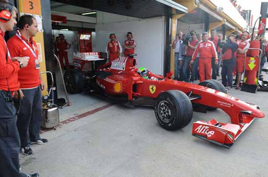 felipe massa volta a pilotar o carro 2009 da Ferrari o F60