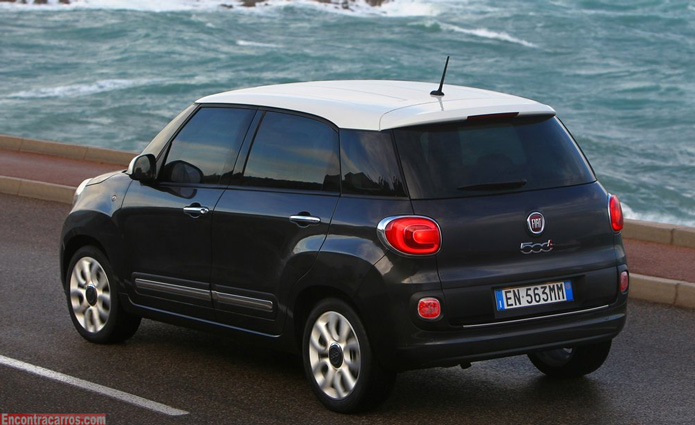 fiat 500L traseira