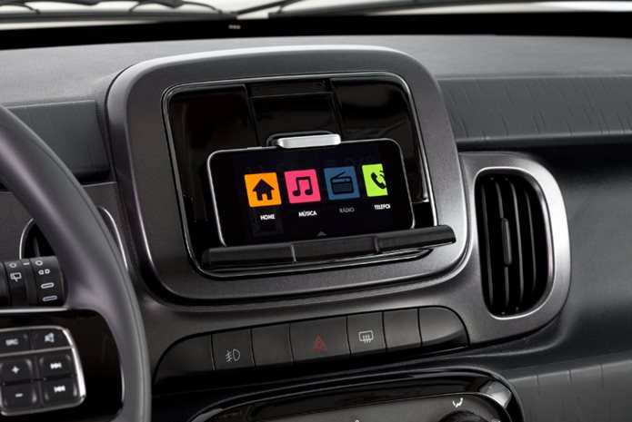 fiat mobi way interior suporte smartphones