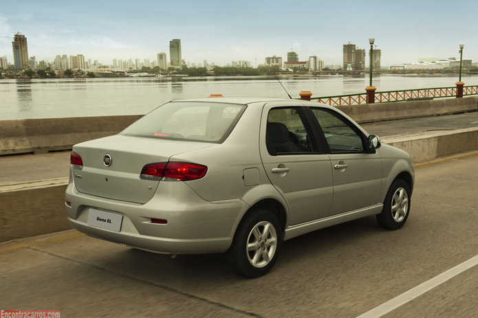 fiat siena el 2015 traseira