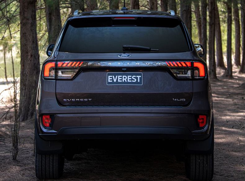 ford everest platinum traseira rear view