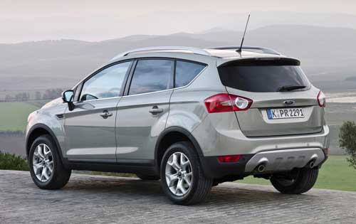 ford kuga possui linhas modernas tanto na frente quanto na traseira