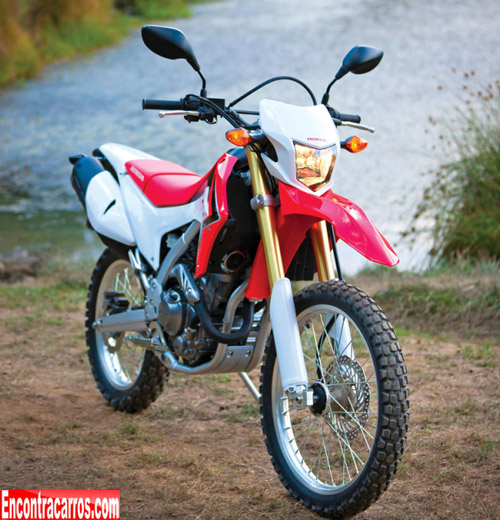 Honda CRF 250L é moto de trilha que deve potência no asfalto - 31/05/2013 -  UOL Carros