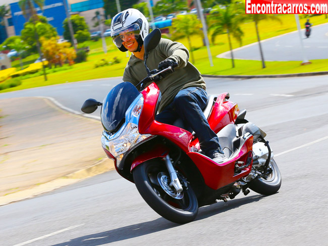 honda pcx  vermelha