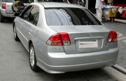 honda civic 2005 traseira