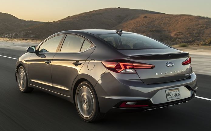 hyundai elantra 2019 traseira