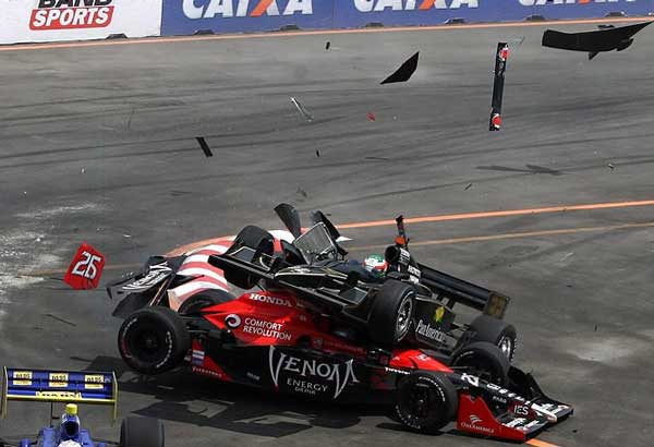 acindente sao paulo indy 300 2010 largada / mario moraes e marco andretti