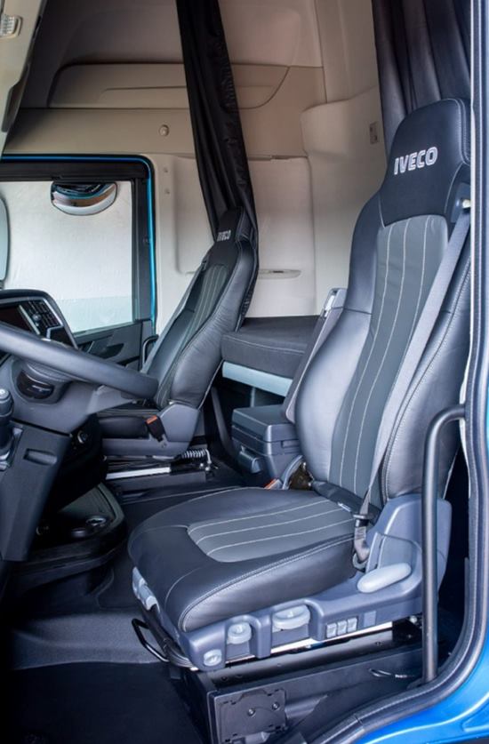 novo iveco s-way 2023 interior bancos