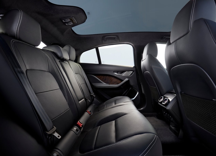 jaguar i-pace interior banco traseiro teto solar panorâmico