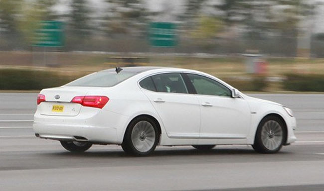 kia cadenza traseira