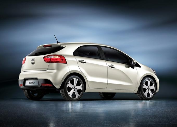 kia rio 2012 traseira