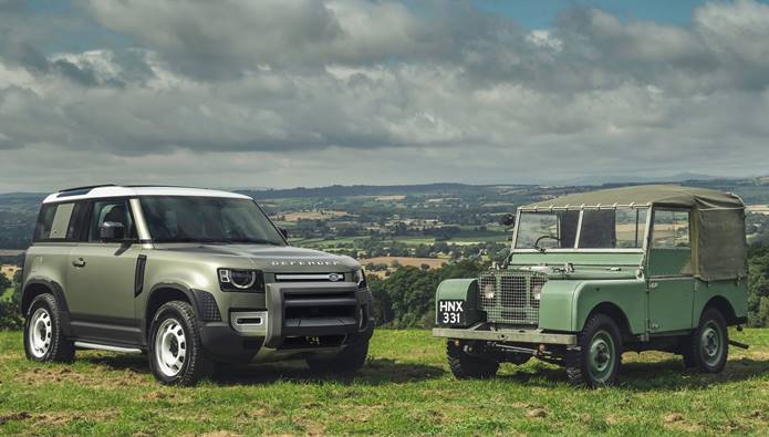 novo land rover defender 2020 ao lado do Land Rover Series 1 de 1948