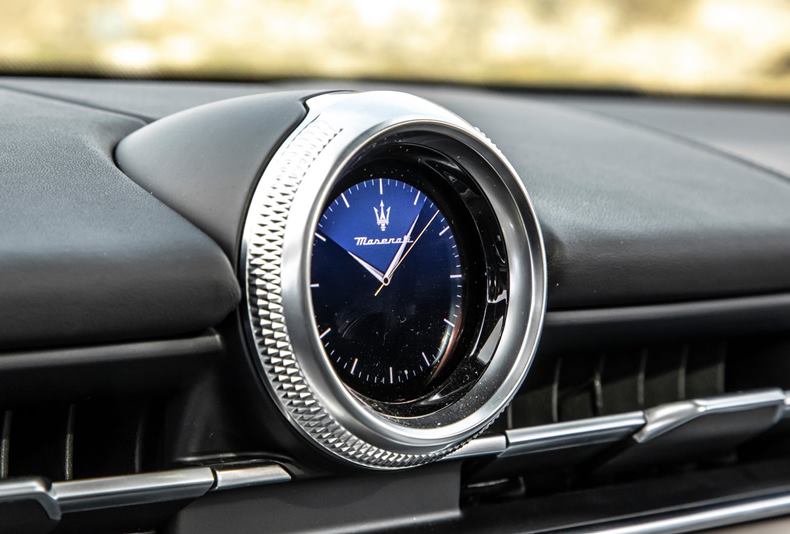 maserati grecale 2023 interior relógio watch