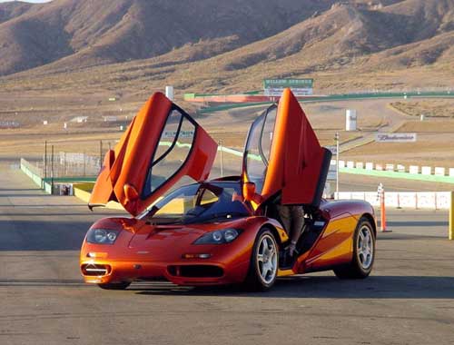 O Mclaren de rua foi lançado em 1994, foi considerado o carro mais rápido do mundo, chegava aos 360km/h!