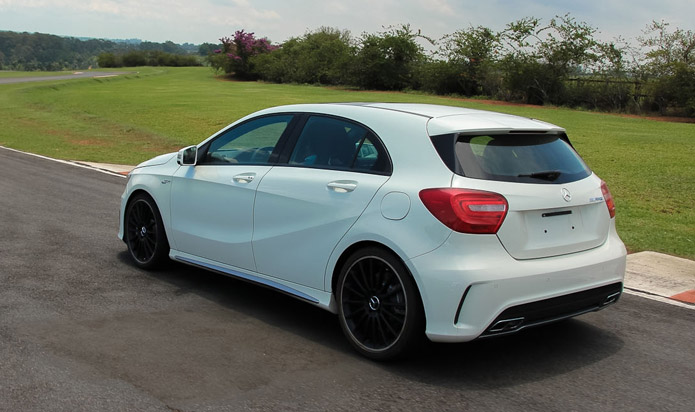 mercedes a45 amg traseira