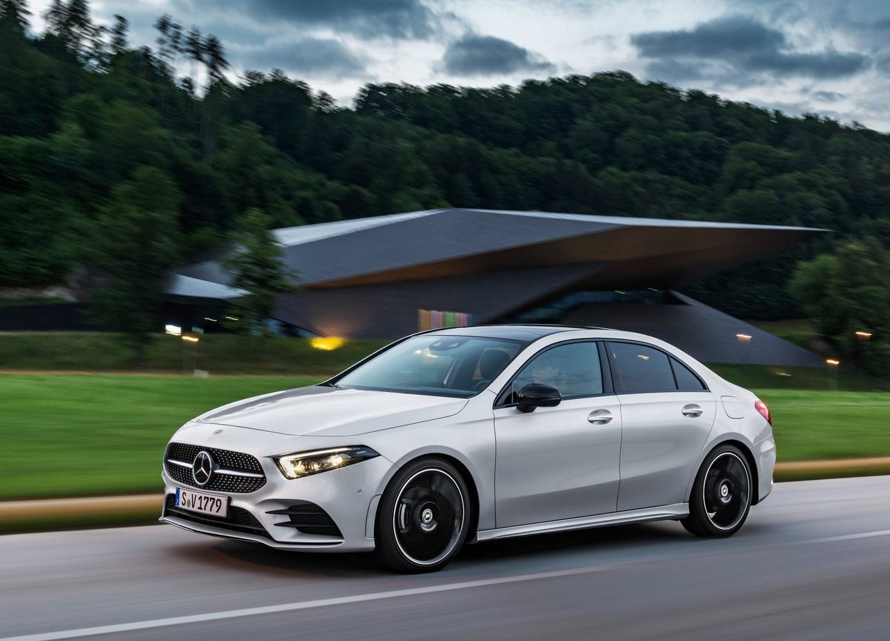 Mercedes Classe  A Sedan   lan ado de forma oficial 