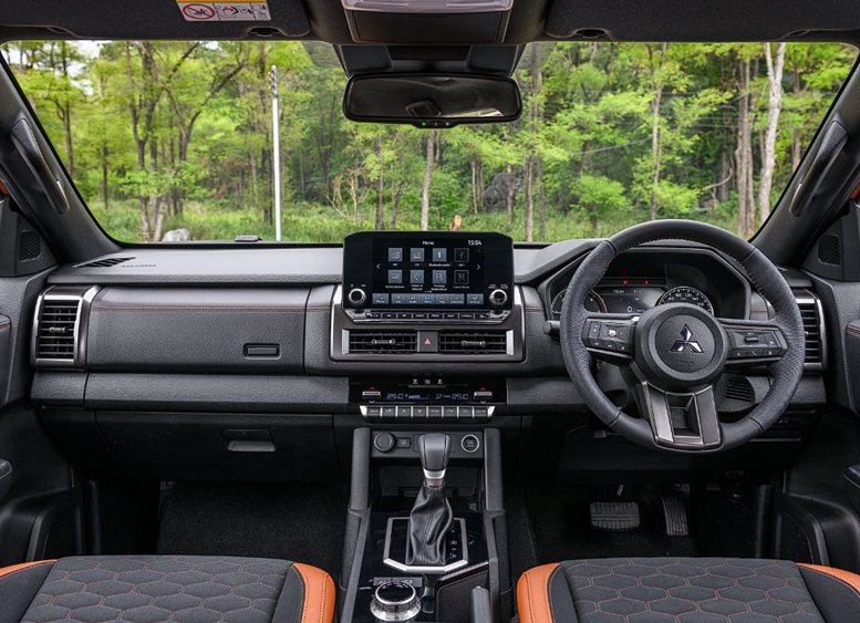 l200 triton 2024 interior painel dashboard