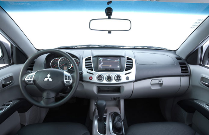 interior mitsubishi l200 triton 2013