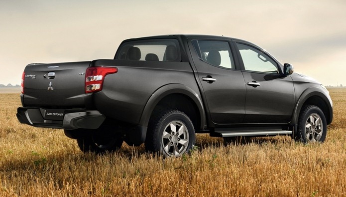 nova mitsubishi l200 triton 2017 traseira