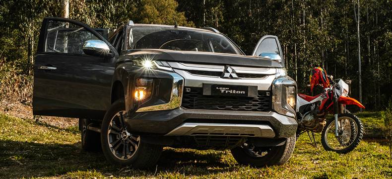 mitsubishi l200 triton sport 2021 dianteira