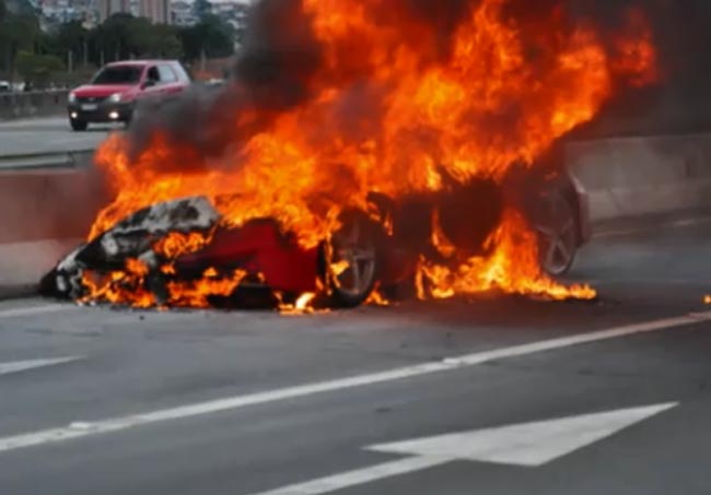 ferrari 458 italia pega fogo em são paulo / ferrari 458 italia on fire sao paulo brazil