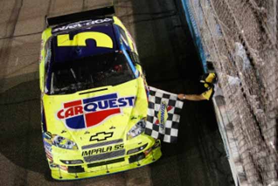 Mark Martin recebendo a bandeirada em Phoenix / phoenix nascar 2009