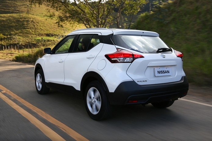 nissan kicks s traseira