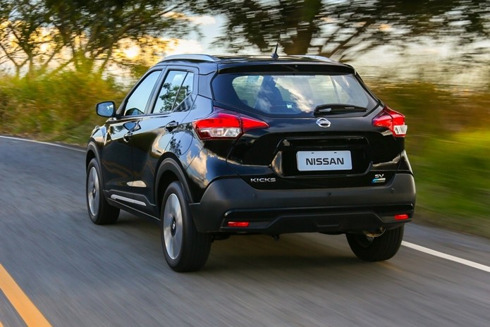 nissan kicks sv traseira