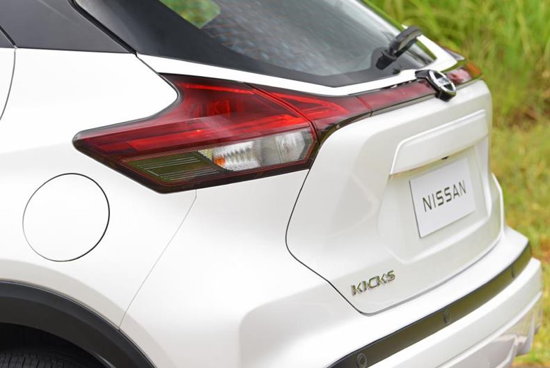 nissan kicks 2023