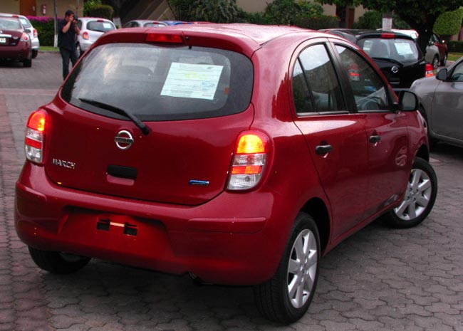 nissan march 2012 traseira