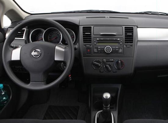 interior nissan tiida sedan