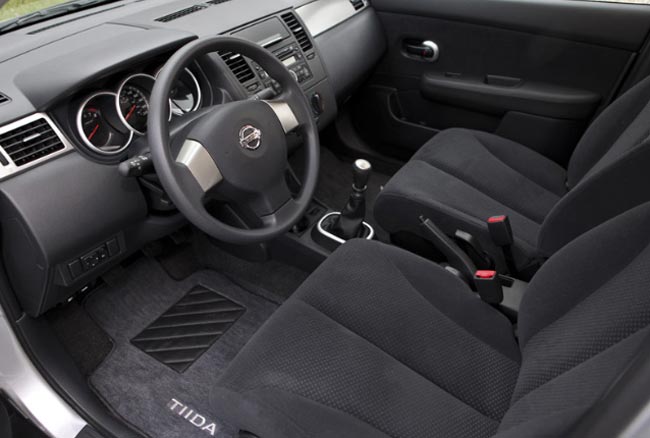 interior nissan tiida sedan 2011