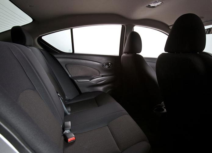novo nissan versa sedan 2012 interior banco traseiro