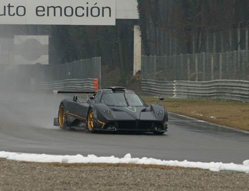 pagani zonda r, confira ele acelerando no circuito de monza com muita neve