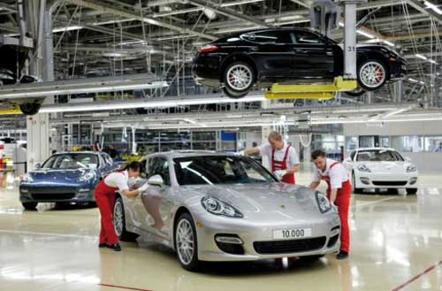 porsche panamera sendo produzido / fabrica da porsche em leipzig alemanha